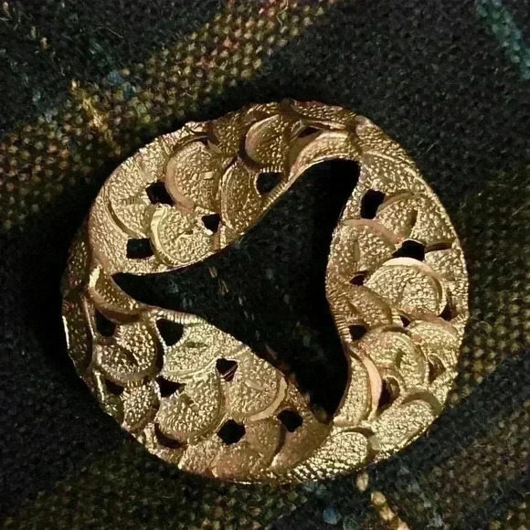 Silver tone textured circle wreath brooch - Picture 4 of 4